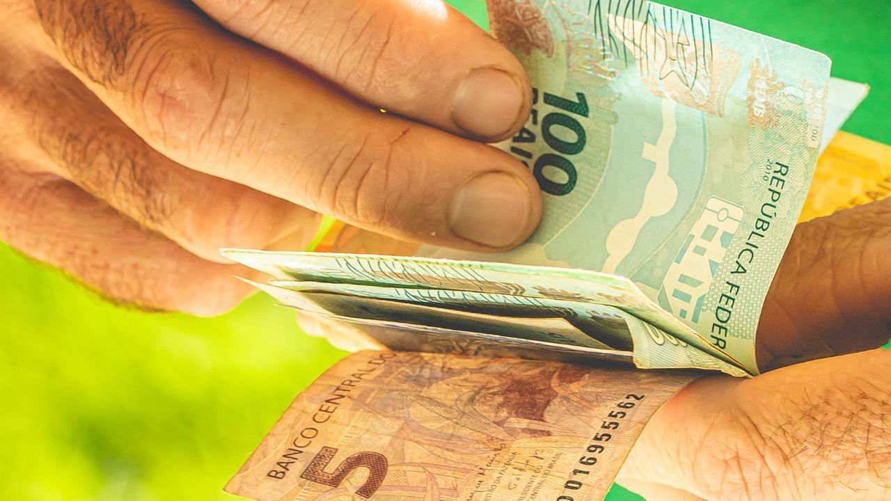 Auxílio Brasil pode pagar R$2,5 mil Auxílio Brasil pode pagar R$2,5 mil