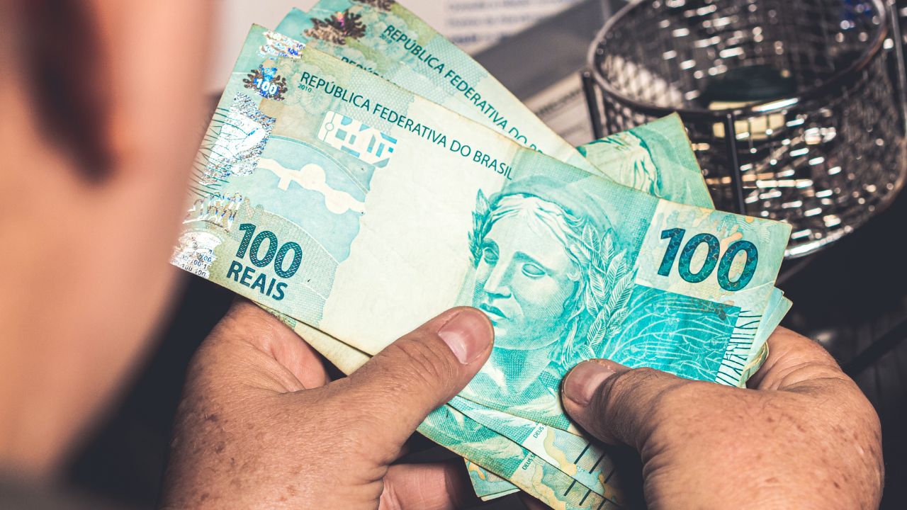 Auxílio Brasil terá aumento através de PEC Auxílio Brasil terá aumento através de PEC